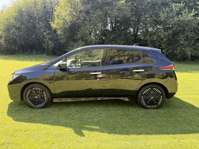 Nissan Leaf N-connecta Hatchback Black #5
