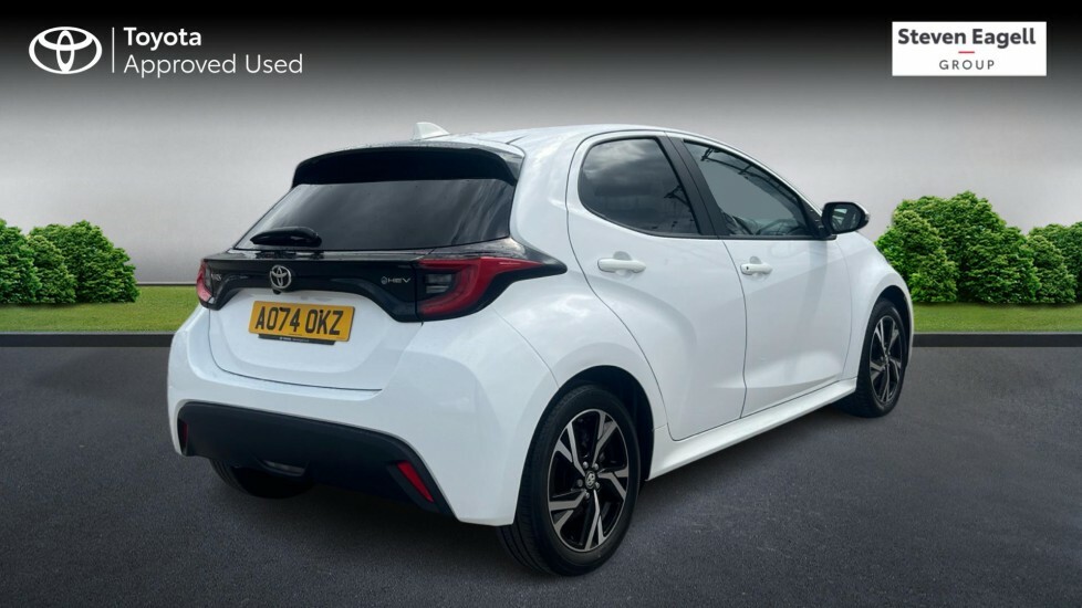 Toyota Yaris 1.5 Vvt-h Design E-cvt Euro 6 Ss AO74OKZ White #2