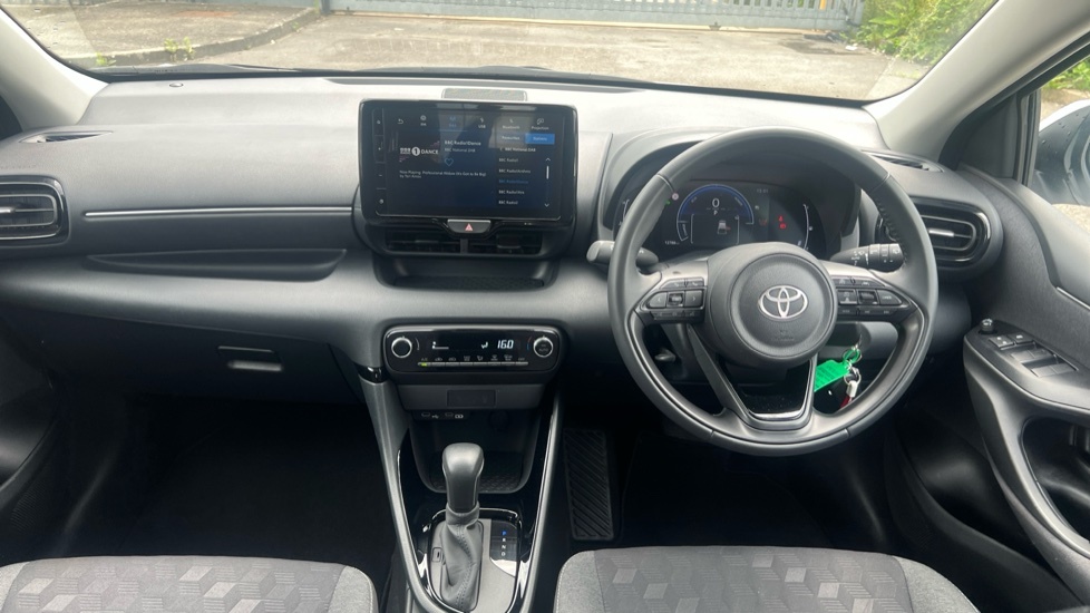 Toyota Yaris 1.5 Vvt-h Design E-cvt Euro 6 Ss AO74OKZ White #6