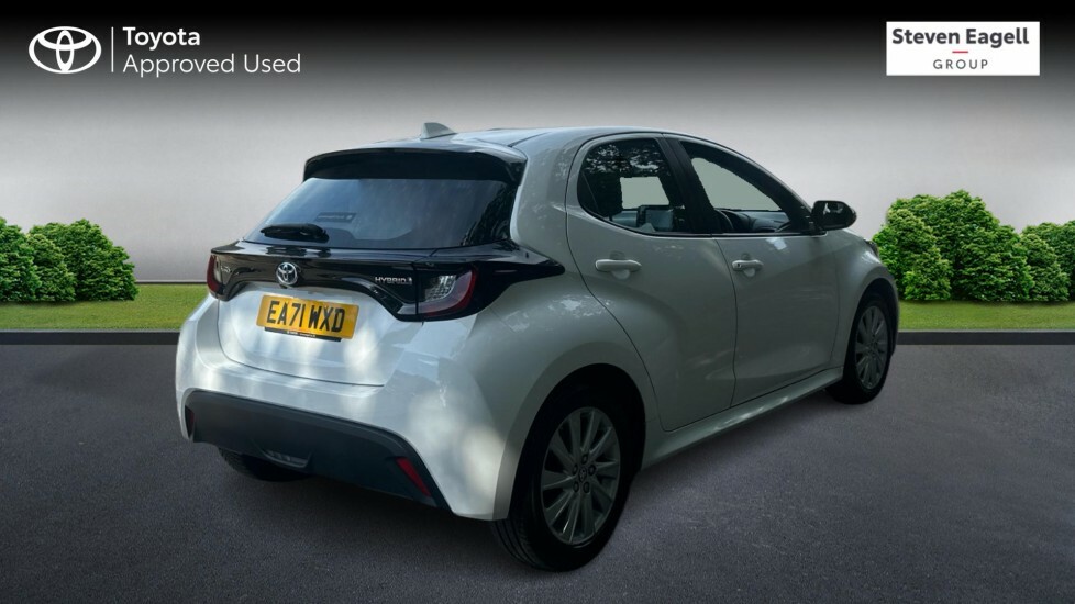 Toyota Yaris 1.5 Hybrid Dynamic Cvt White #2