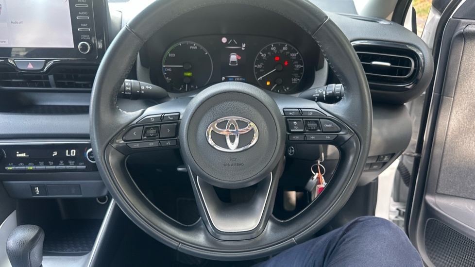 Toyota Yaris 1.5 Hybrid Dynamic Cvt White #10