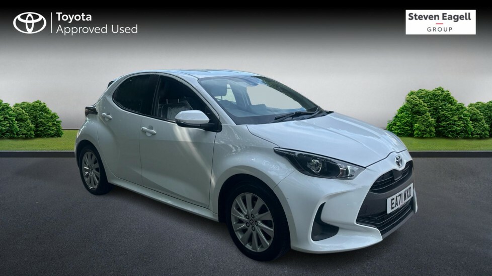 Toyota Yaris 1.5 Hybrid Dynamic Cvt White #1