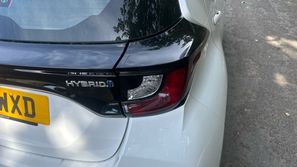 Toyota Yaris 1.5 Hybrid Dynamic Cvt White #21