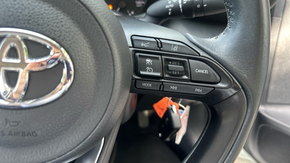 Toyota Yaris 1.5 Hybrid Dynamic Cvt White #29