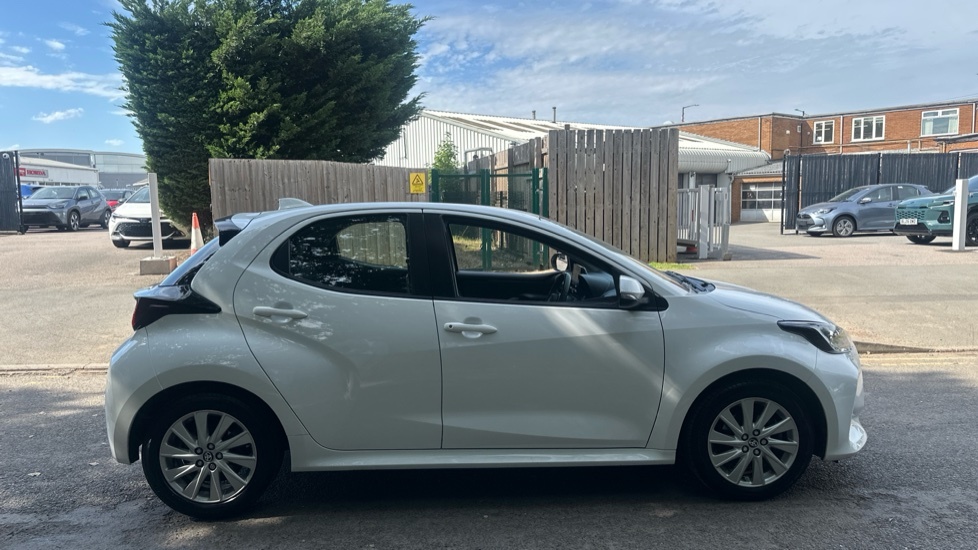 Toyota Yaris 1.5 Hybrid Dynamic Cvt White #23