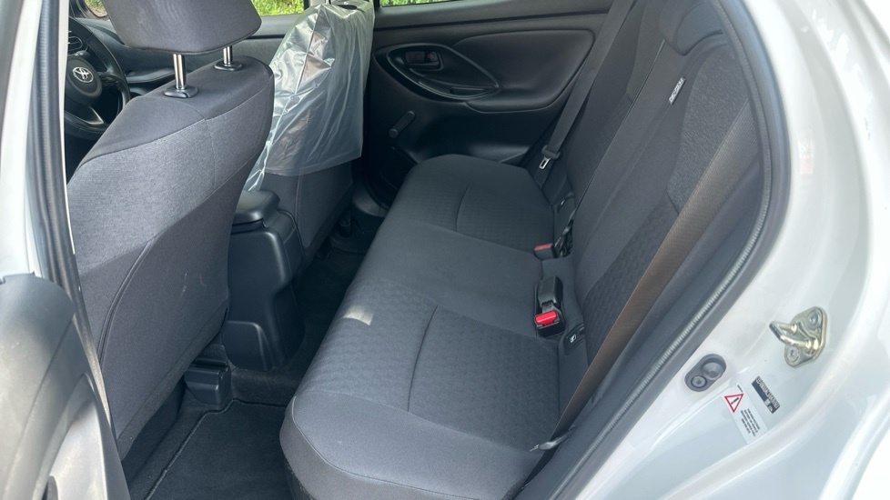 Toyota Yaris 1.5 Hybrid Dynamic Cvt White #15