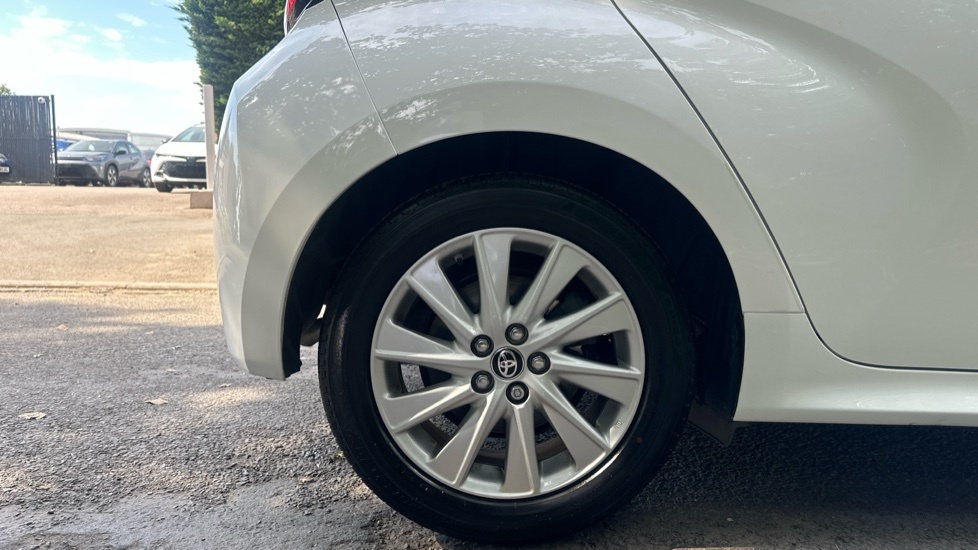 Toyota Yaris 1.5 Hybrid Dynamic Cvt White #25