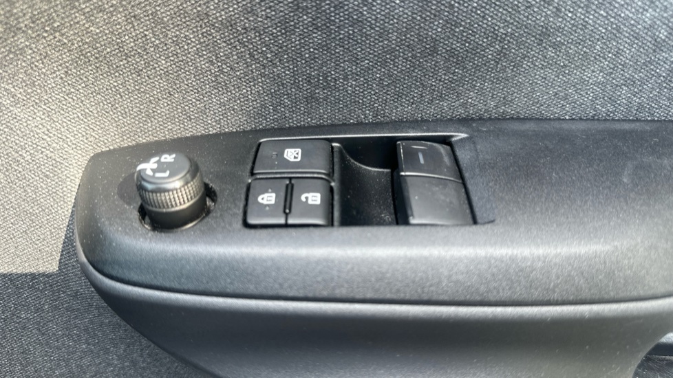 Toyota Yaris 1.5 Hybrid Dynamic Cvt White #30