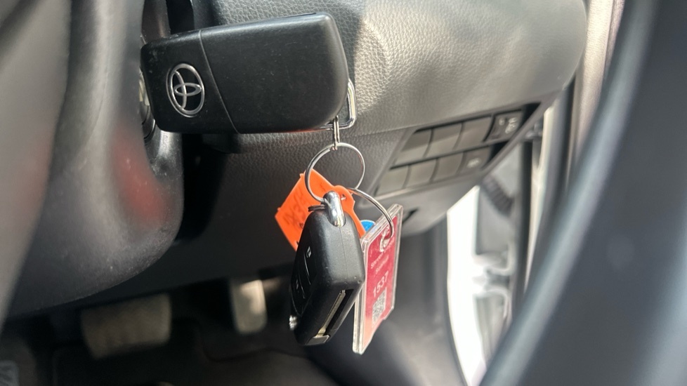 Toyota Yaris 1.5 Hybrid Dynamic Cvt White #28