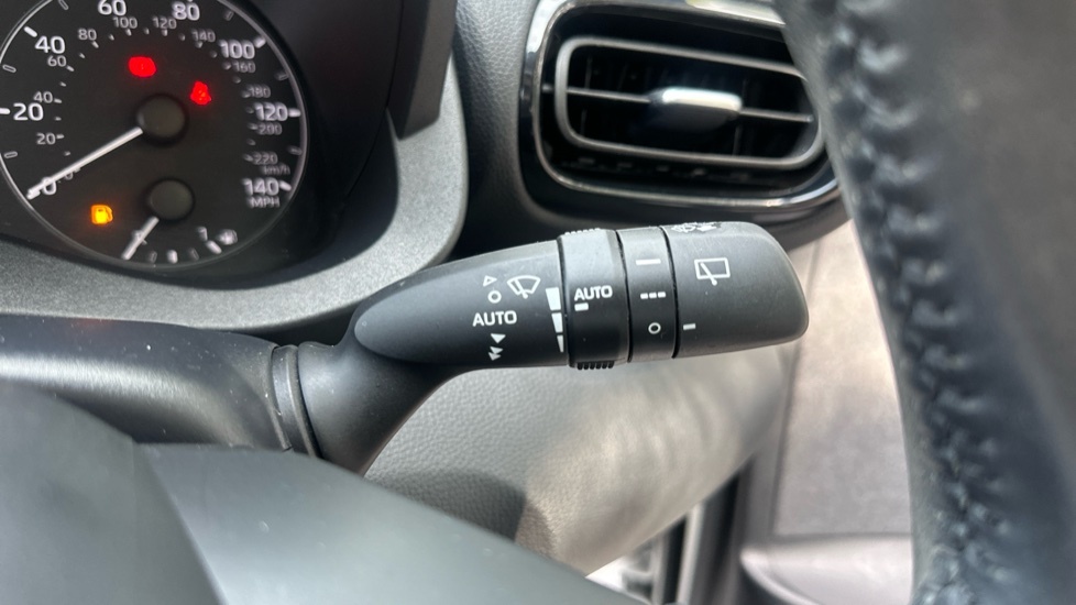 Toyota Yaris 1.5 Hybrid Dynamic Cvt White #32