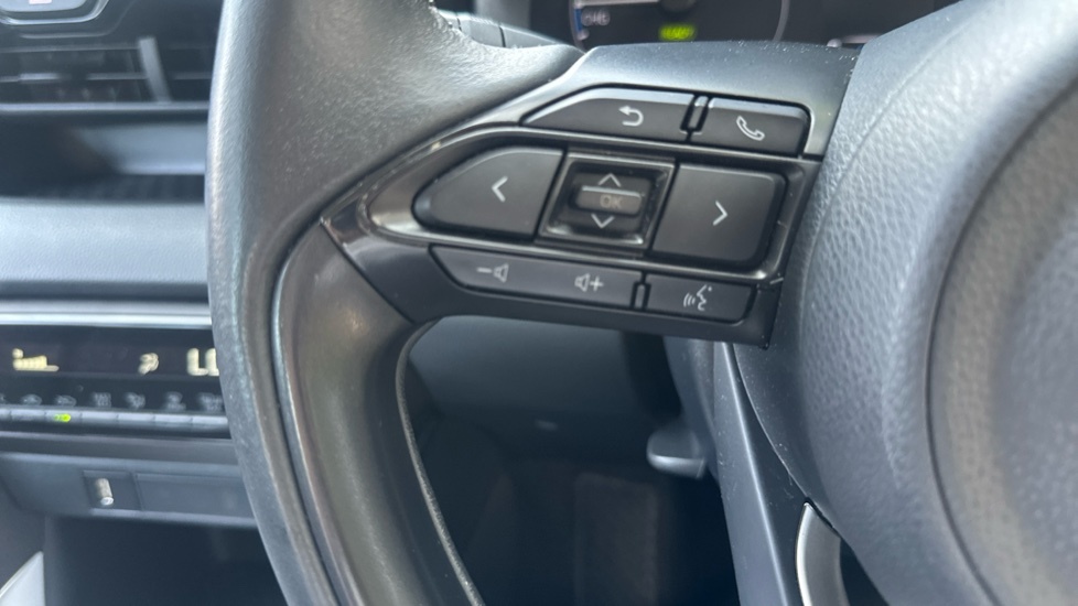 Toyota Yaris 1.5 Hybrid Dynamic Cvt White #34