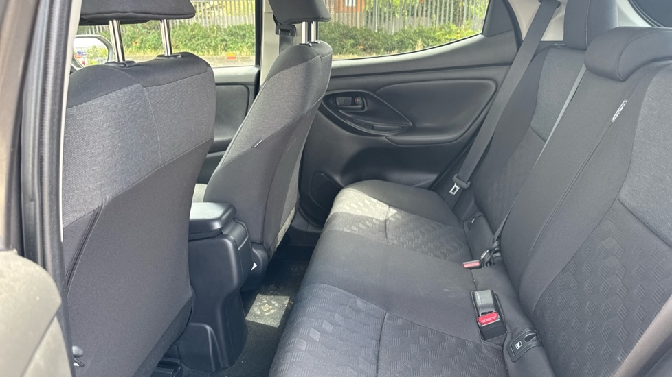 Toyota Yaris 1.5 Hybrid Design Cvt Hatchback White #15