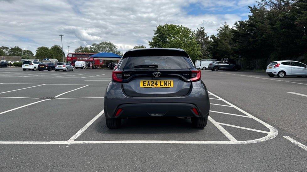Toyota Yaris 1.5 Hybrid Design Cvt Hatchback White #26