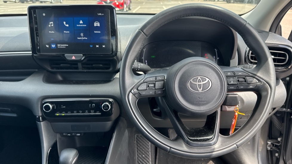 Toyota Yaris 1.5 Hybrid Design Cvt Hatchback White #6