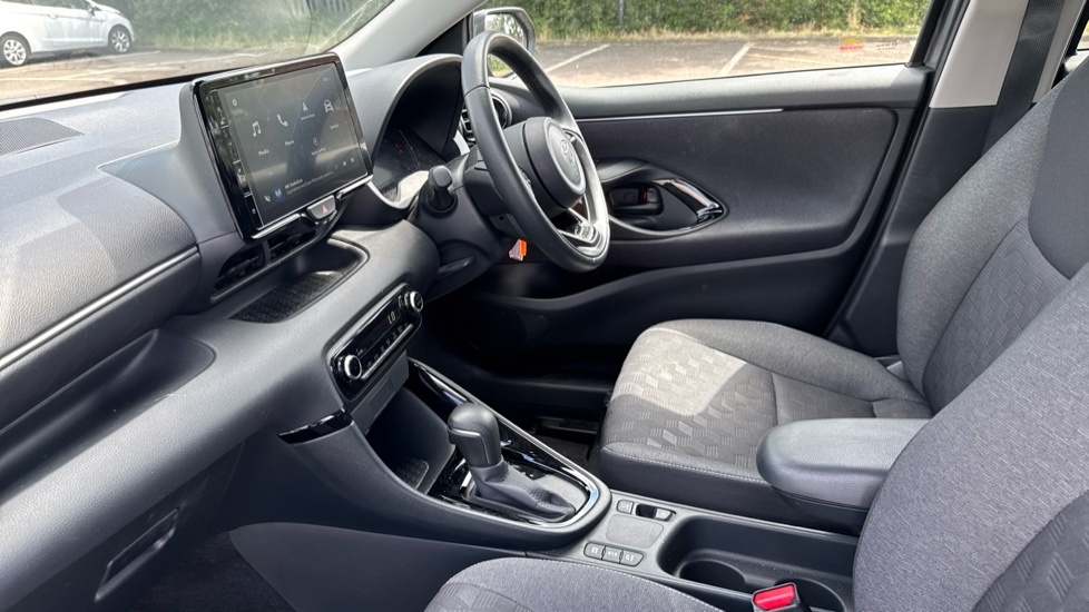 Toyota Yaris 1.5 Hybrid Design Cvt Hatchback White #5