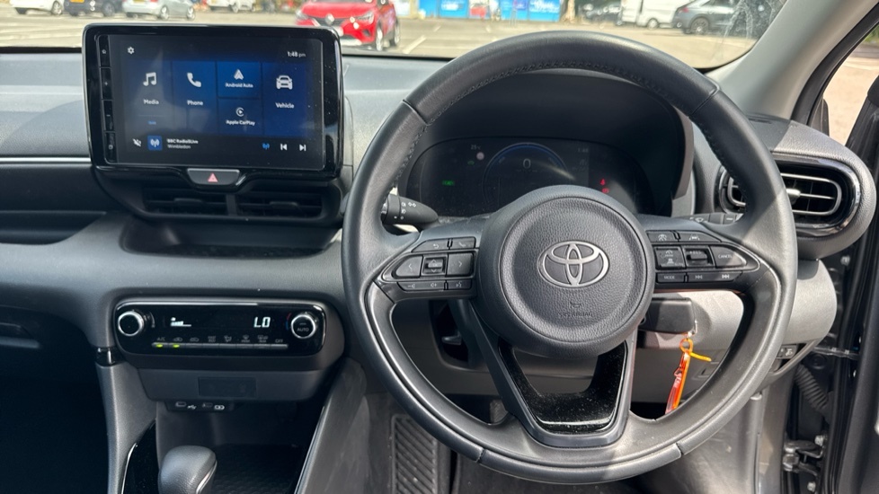 Toyota Yaris 1.5 Hybrid Design Cvt Hatchback White #7