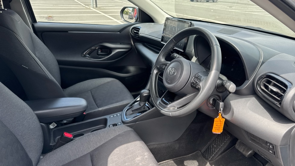 Toyota Yaris 1.5 Hybrid Design Cvt Hatchback White #12