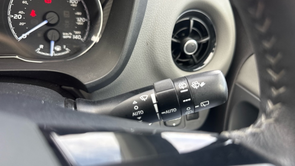 Toyota Yaris 1.5 Hybrid Icon Tech Cvt White #33