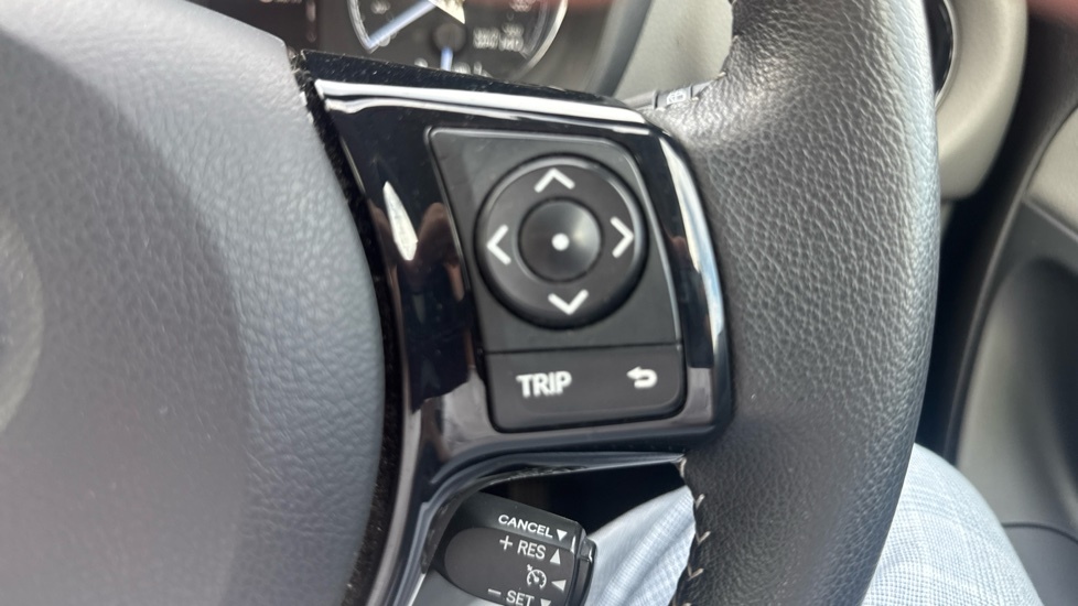 Toyota Yaris 1.5 Hybrid Icon Tech Cvt White #30
