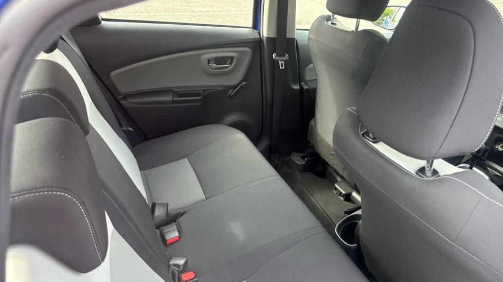 Toyota Yaris 1.5 Hybrid Icon Tech Cvt White #8