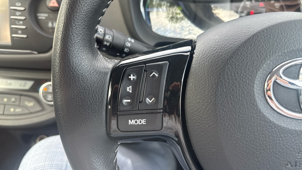 Toyota Yaris 1.5 Hybrid Icon Tech Cvt White #35