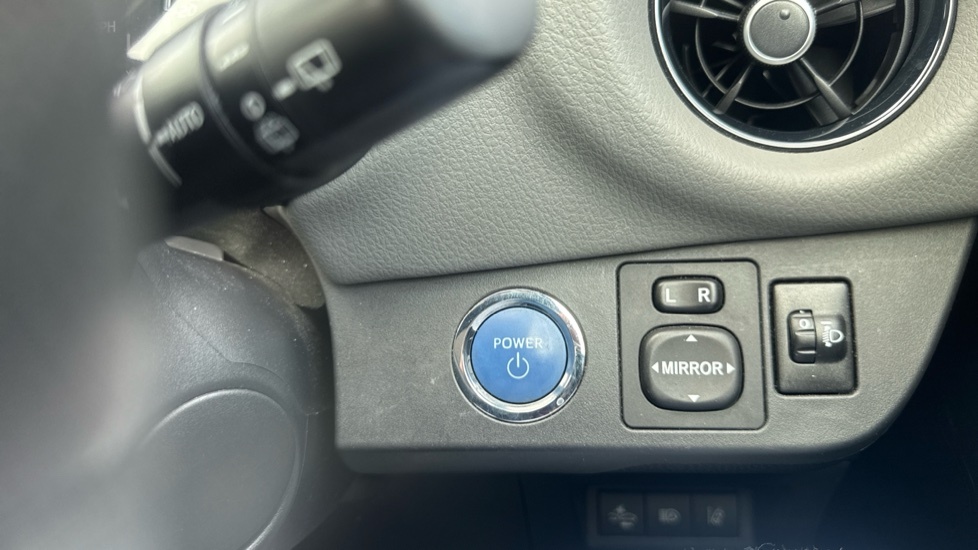 Toyota Yaris 1.5 Hybrid Icon Tech Cvt White #16