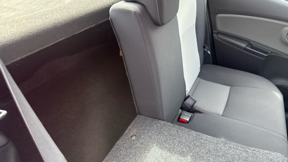Toyota Yaris 1.5 Hybrid Icon Tech Cvt White #18