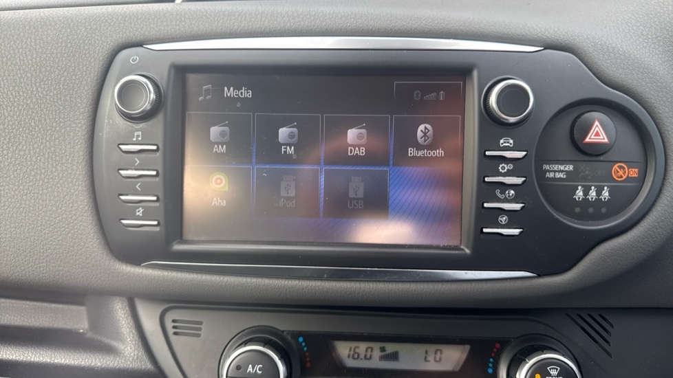 Toyota Yaris 1.5 Hybrid Icon Tech Cvt White #37