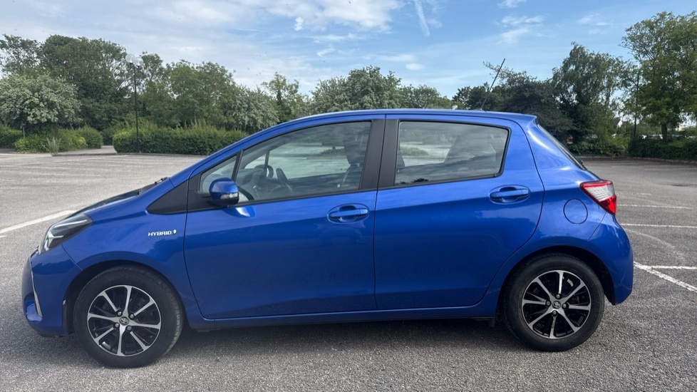 Toyota Yaris 1.5 Hybrid Icon Tech Cvt White #24
