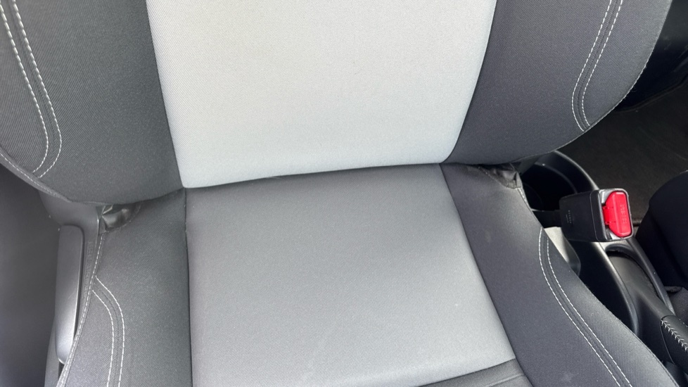 Toyota Yaris 1.5 Hybrid Icon Tech Cvt White #14