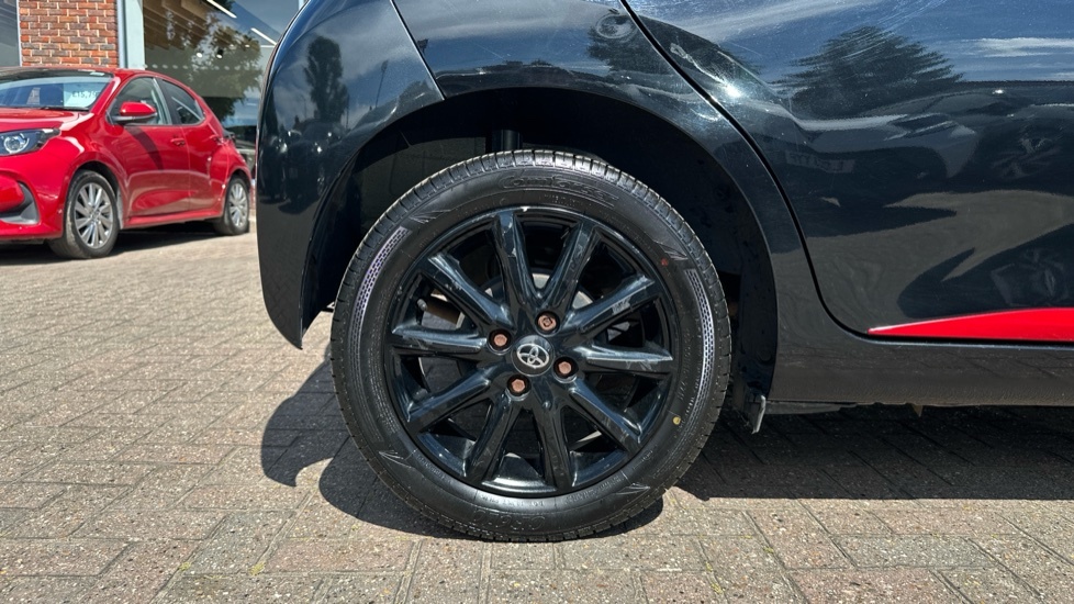 Toyota Aygo 1.0 Vvt-i X-plore 69 Bhp Black #23