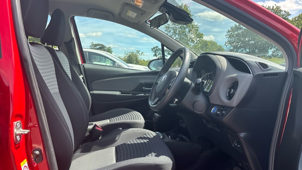 Toyota Yaris 1.5 Hybrid Design Cvt Black #12