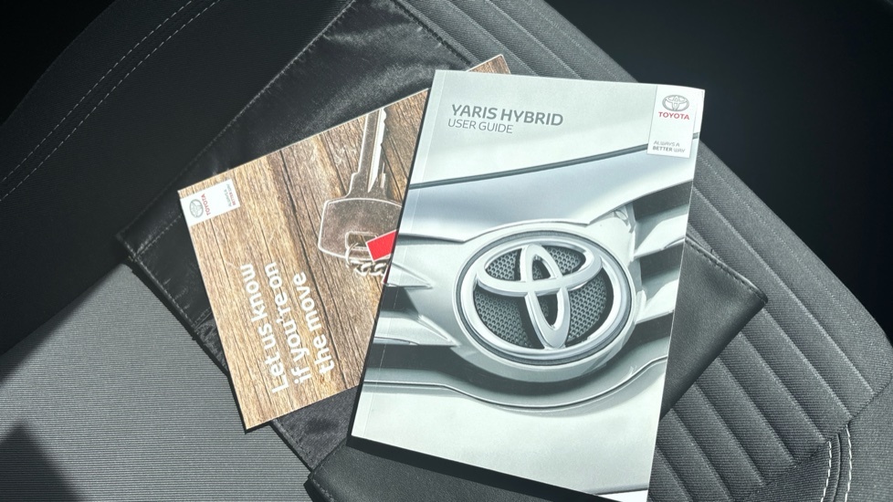 Toyota Yaris 1.5 Hybrid Design Cvt Black #27