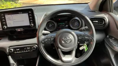 Toyota Yaris 1.5 Hybrid Design Cvt Grey #10