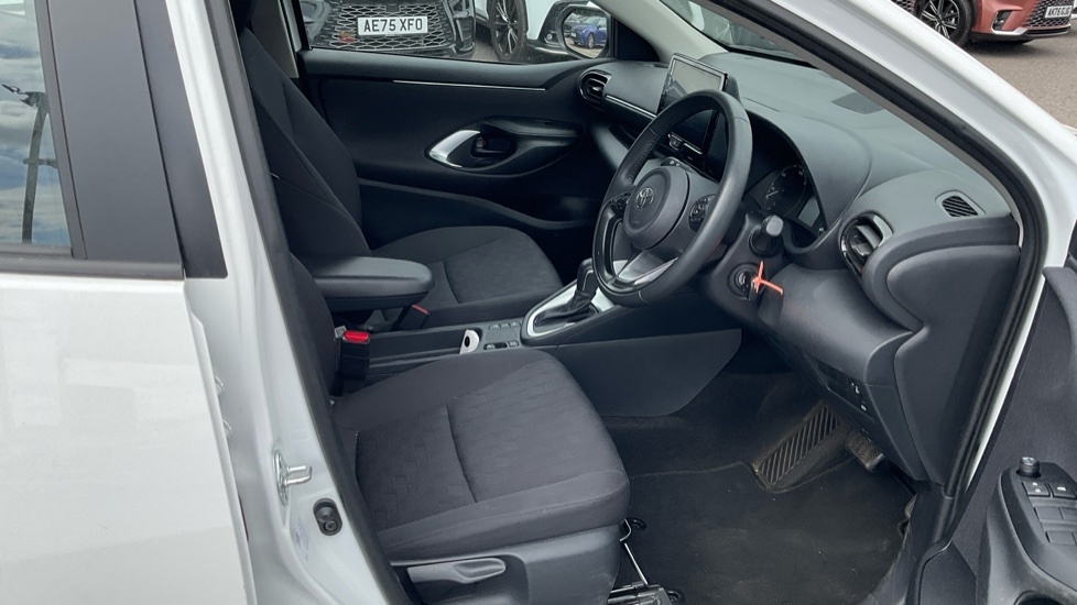 Toyota Yaris 1.5 Hybrid Design Cvt Silver #12