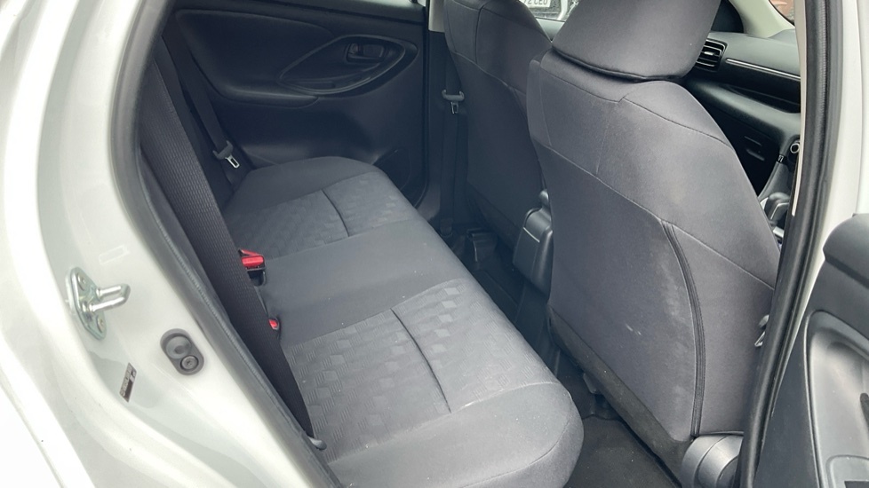 Toyota Yaris 1.5 Hybrid Design Cvt Silver #8
