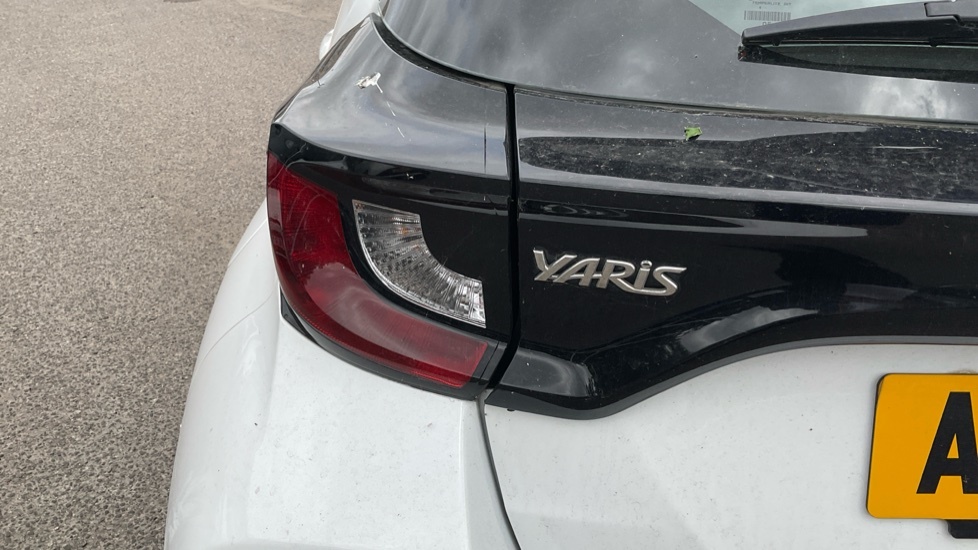 Toyota Yaris 1.5 Hybrid Design Cvt Silver #36