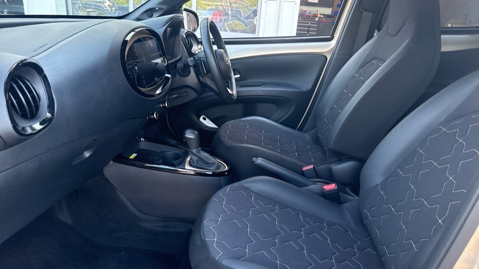 Toyota Aygo X 1.0 Vvt-i Exclusive Hatchback X-shift E Beige #5