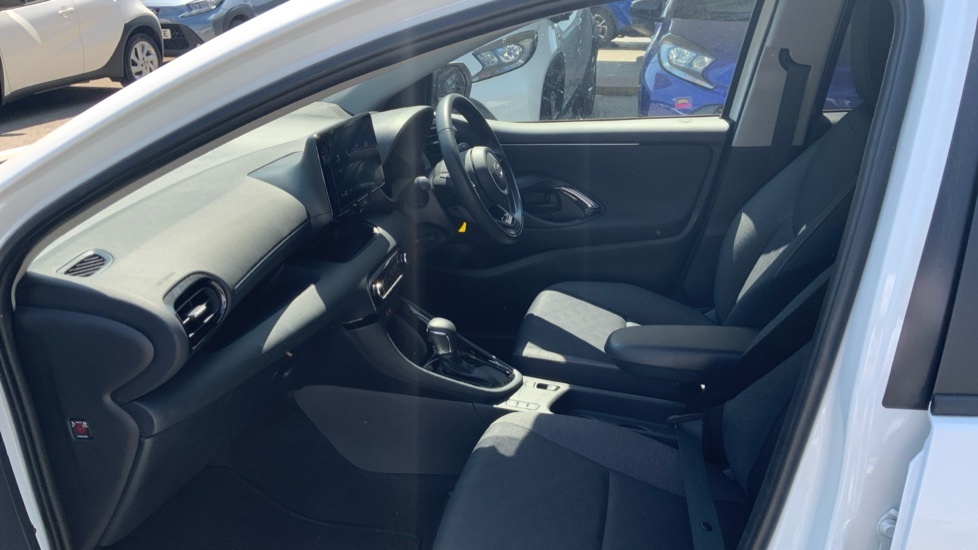 Toyota Yaris 1.5 Vvt-h Design E-cvt Euro 6 Ss OE74FXF White #5