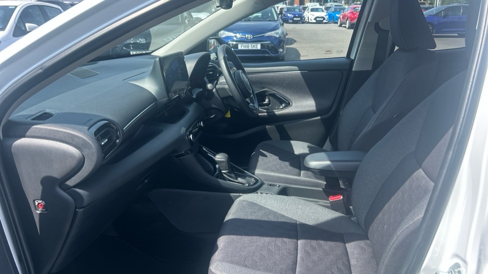 Toyota Yaris 1.5 Vvt-h Design E-cvt Euro 6 Ss White #5