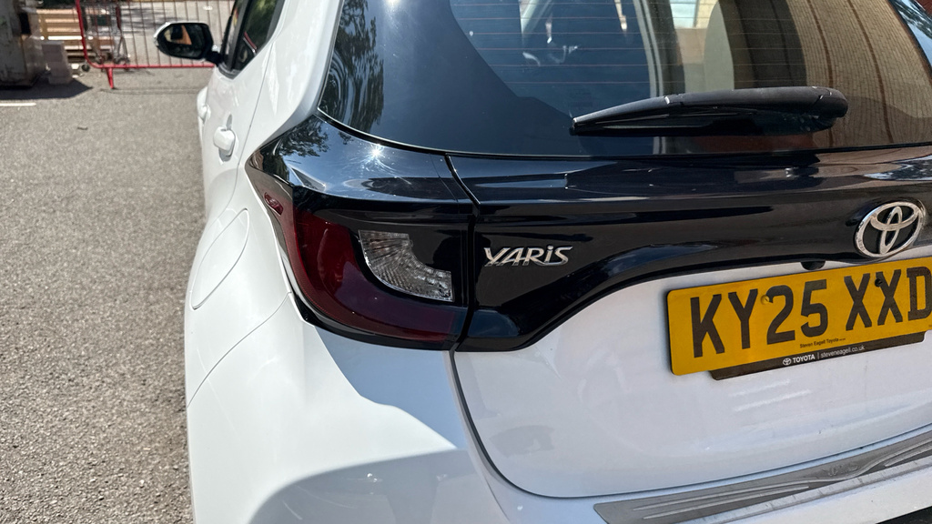 Toyota Yaris 1.5 Hybrid 130 Gr Sport Cvt Safetybi-tone Grey #21