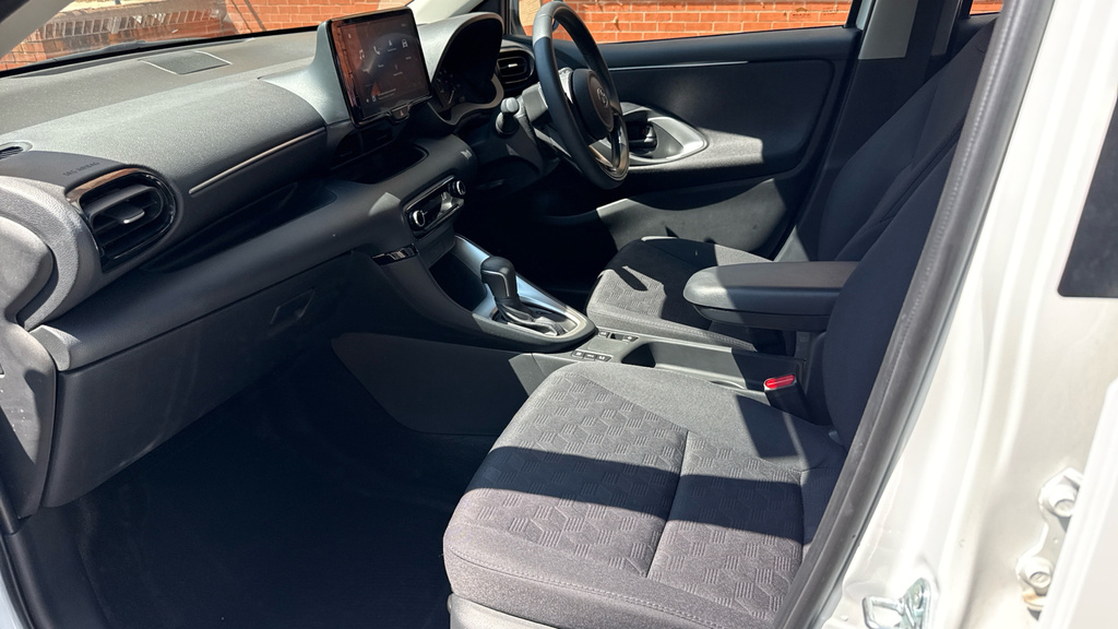 Toyota Yaris 1.5 Vvt-h Icon Hatchback Hybrid E-cvt E White #5
