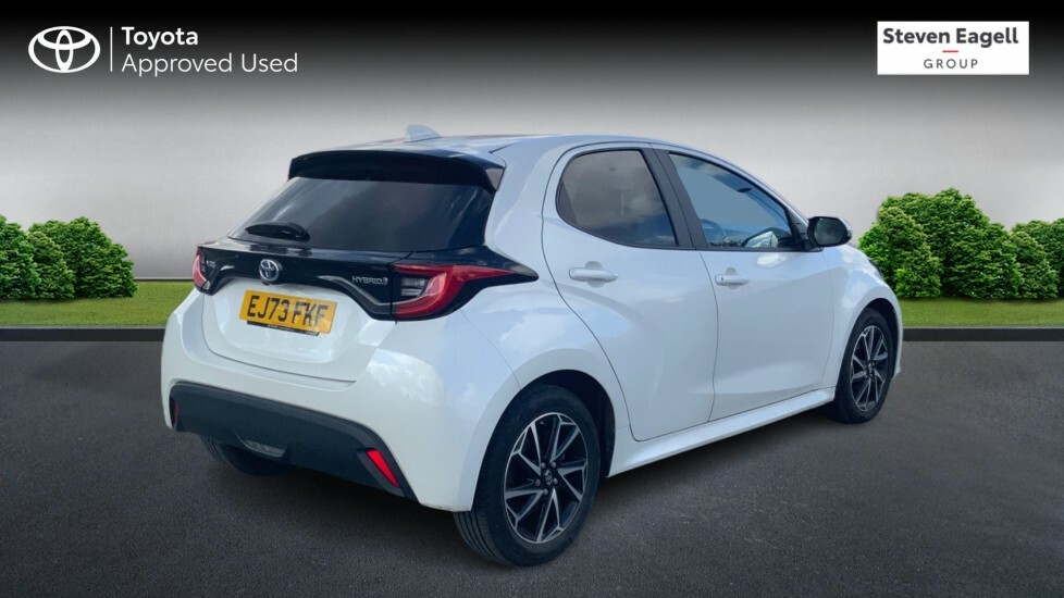 Toyota Yaris 1.5 Vvt-h Design E-cvt Euro 6 Ss EJ73FKF White #2