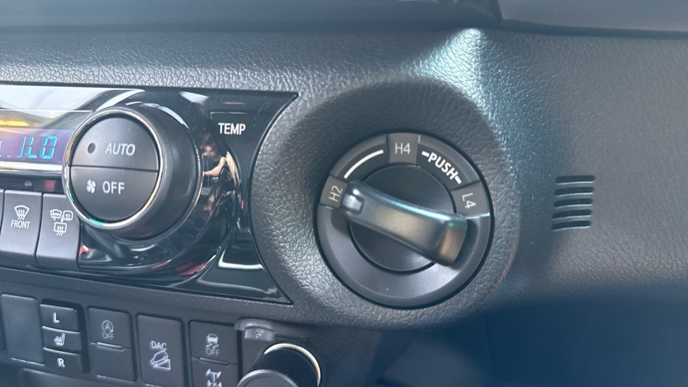 Toyota HILUX Active Dcab Pick Up 2.4 D-4d White #40