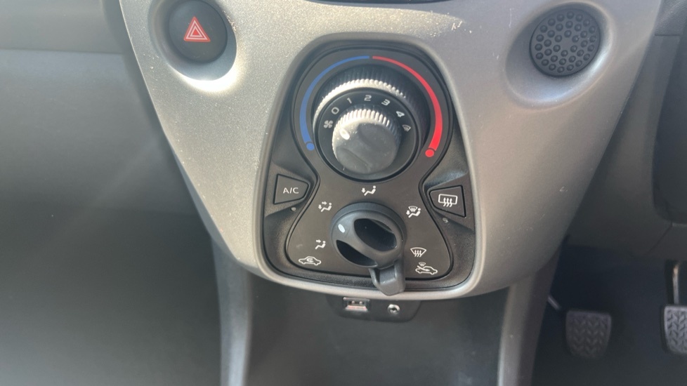 Toyota Aygo E-pace R-dynamic S D 4X2 White #27