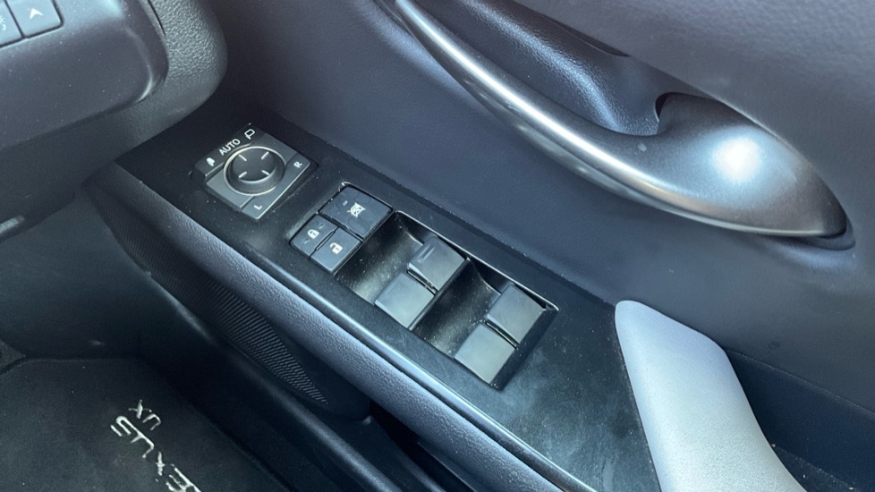 Lexus UX 72.8Kwh Premium Plus Silver #32