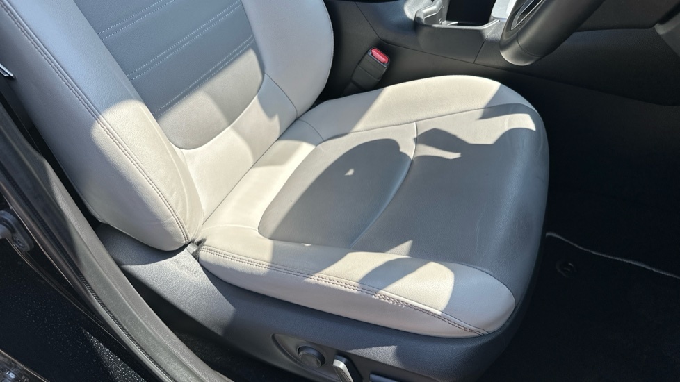 Toyota Rav 4 Excel White #17