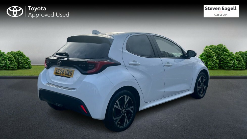 Toyota Yaris 1.5 Vvt-h Design E-cvt Euro 6 Ss White #2