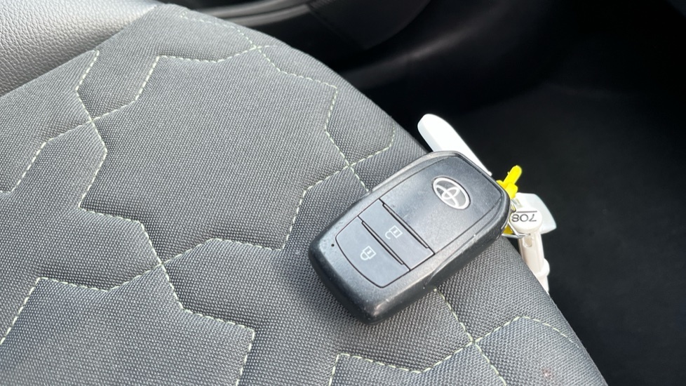 Toyota Aygo X Edge Beige #28