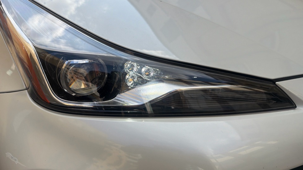Toyota Prius Prius Excel Phev Cvt White #20